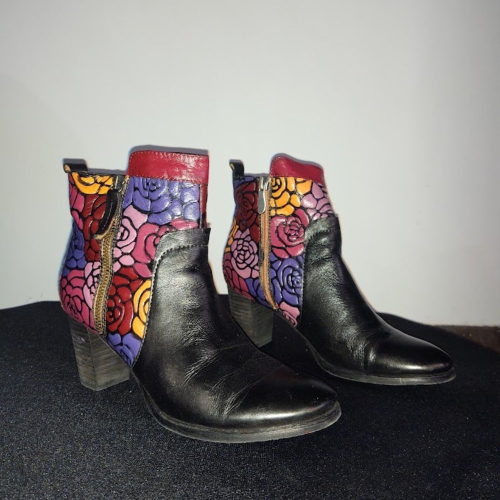 L'Artiste hand-painted boots, size 6.5